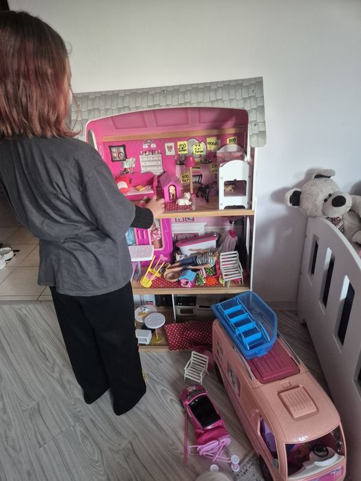 Domek Barbie, kamper, akcesoria i lalki Barbie