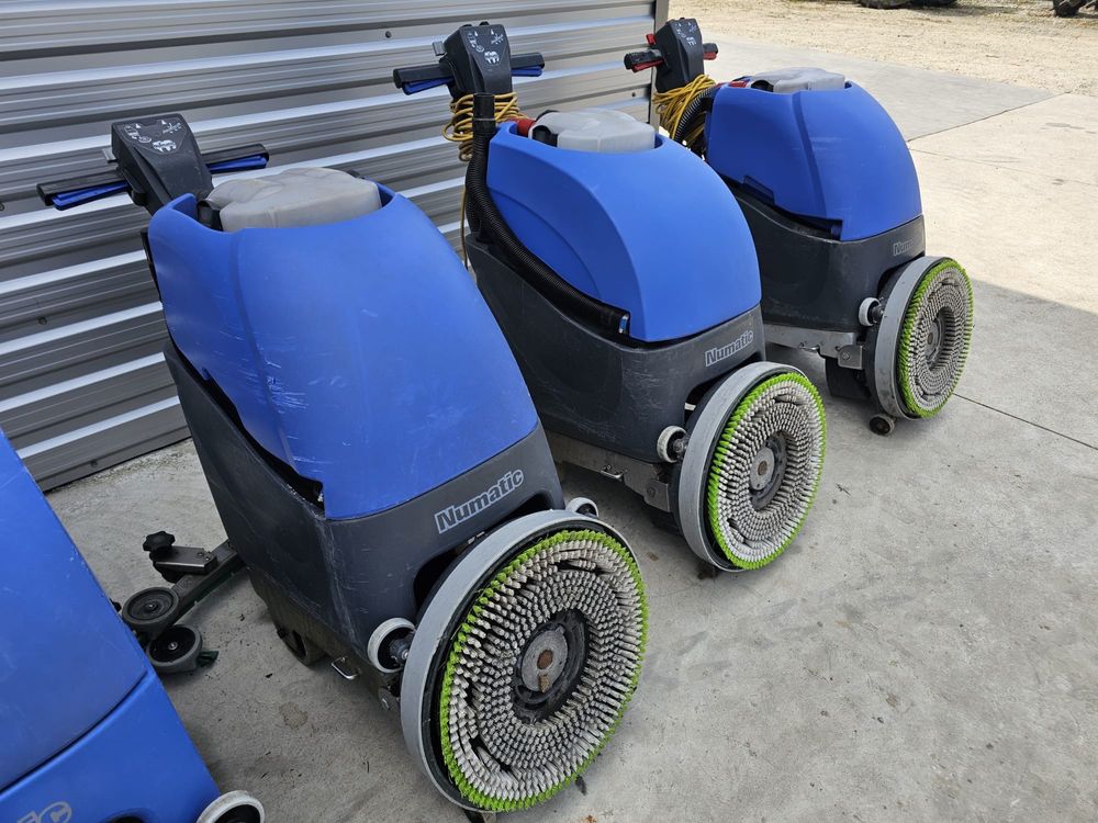 Szorowarka kablowa Numatic 220 volt