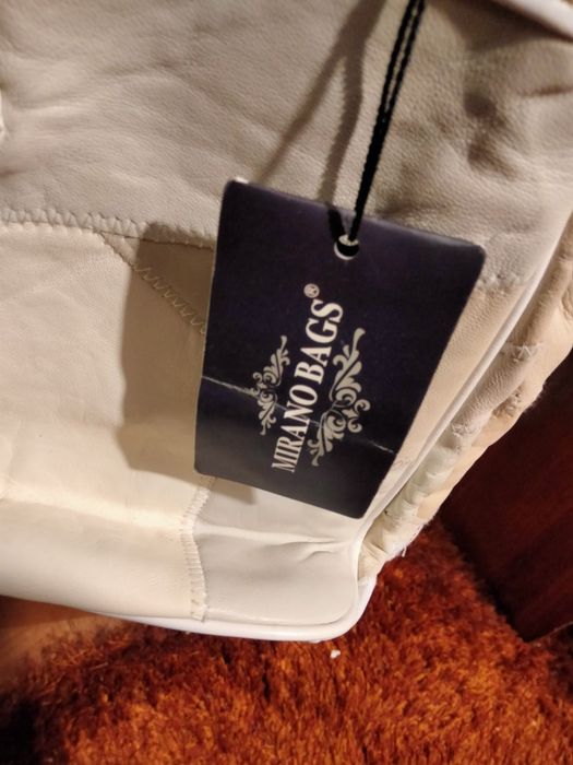 Mala de senhora em pele.