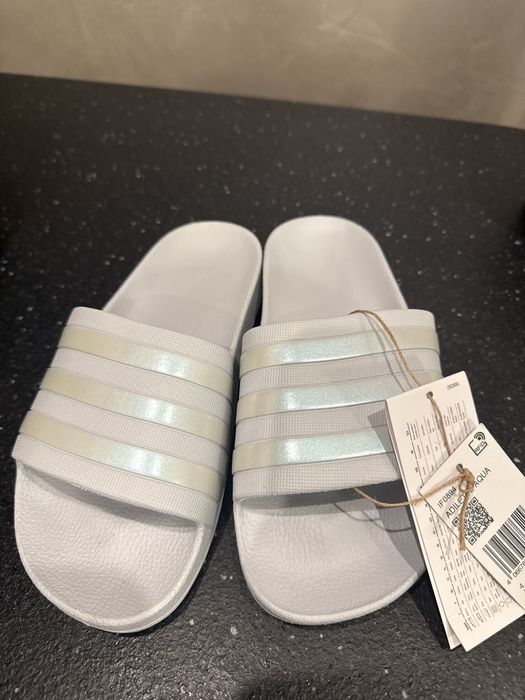 Шльопки adidas ніжно голубі