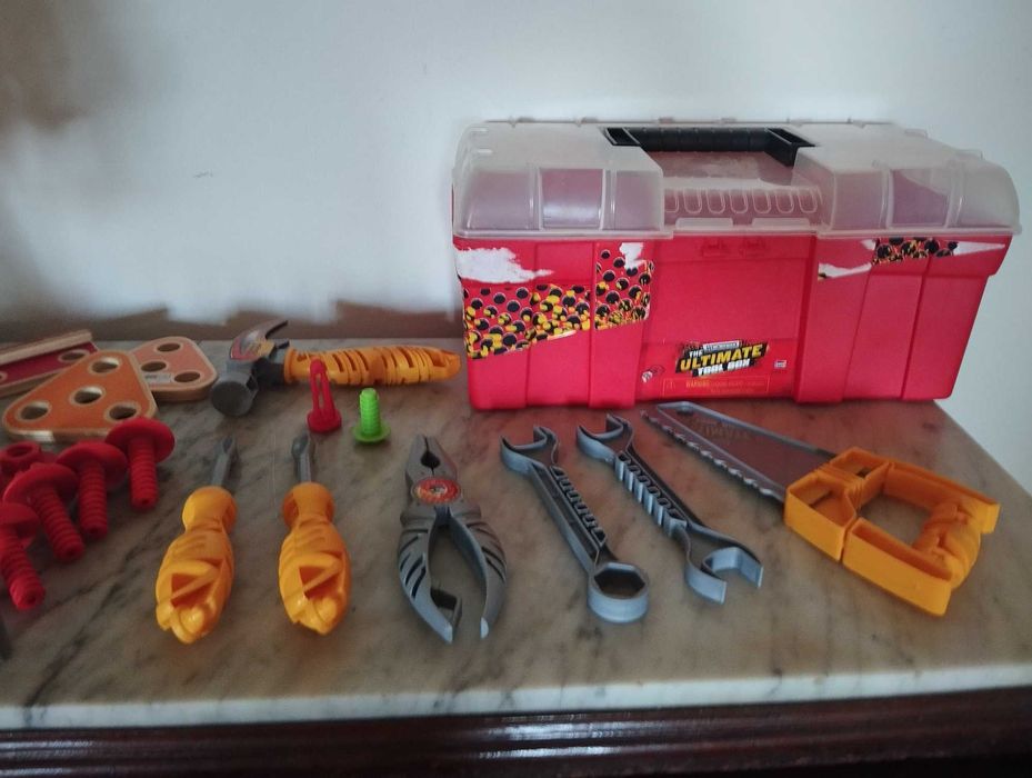 Conjunto de ferramentas com caixa que não fecha muito bem a tampa.