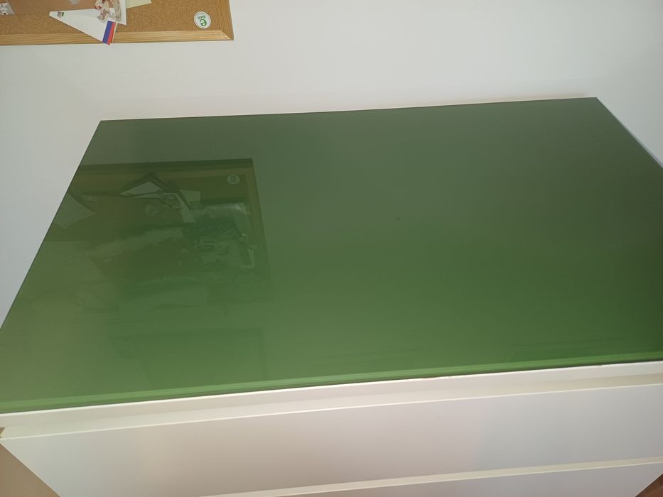 Szklany blat zielony ma komodę Ikea Malm 80x48