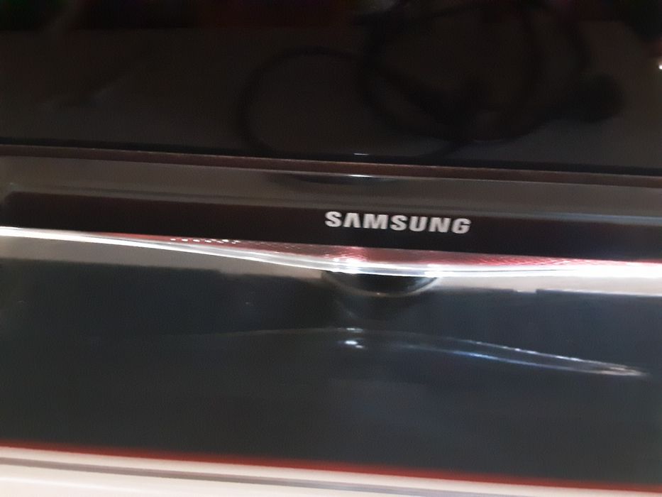 Tv samsung lcd 101 polegadas AVARIADA