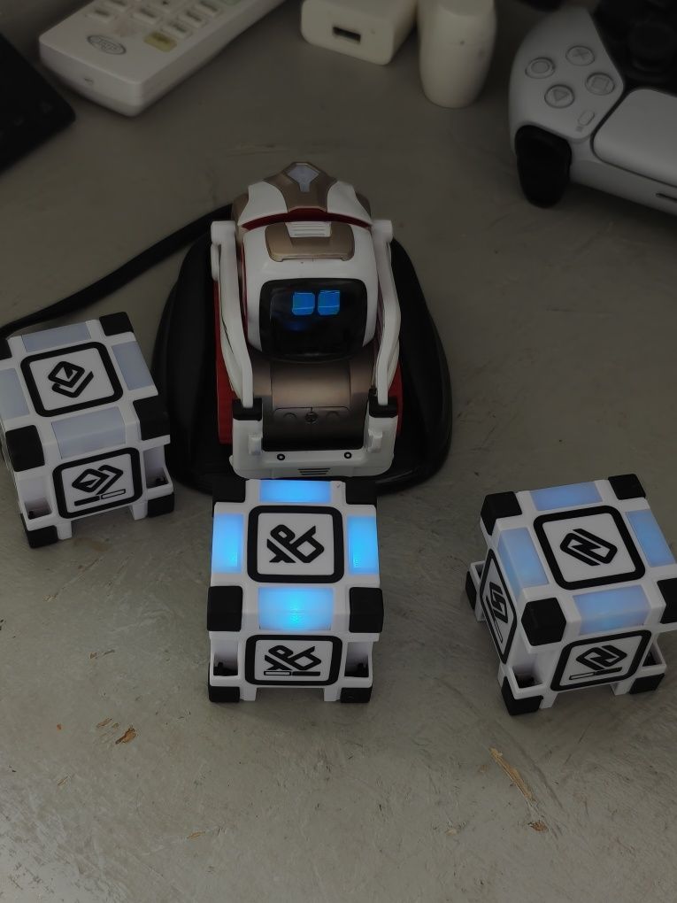 Anki cozmo інтерактивний робот