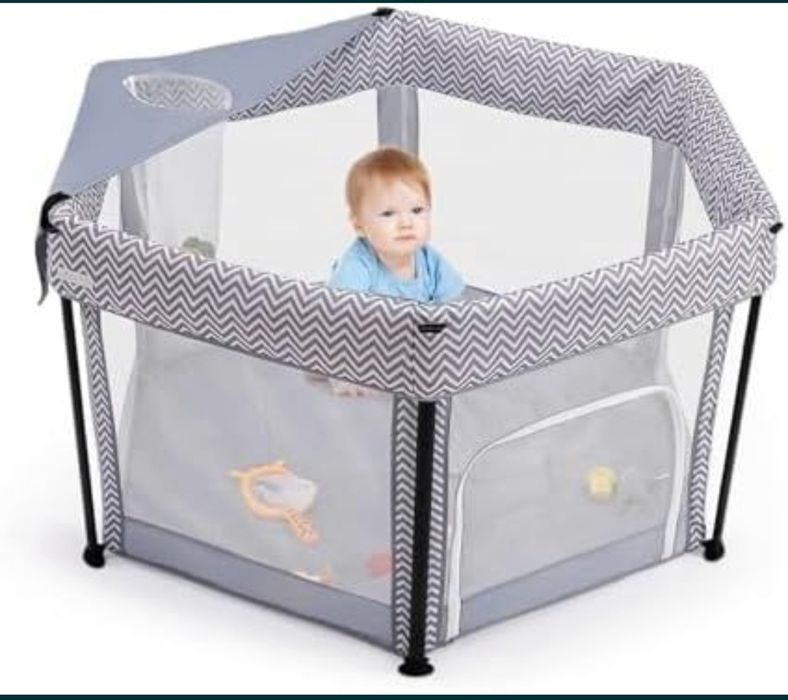 Suchy basen do zabawy dla dzieci z piłeczkami.