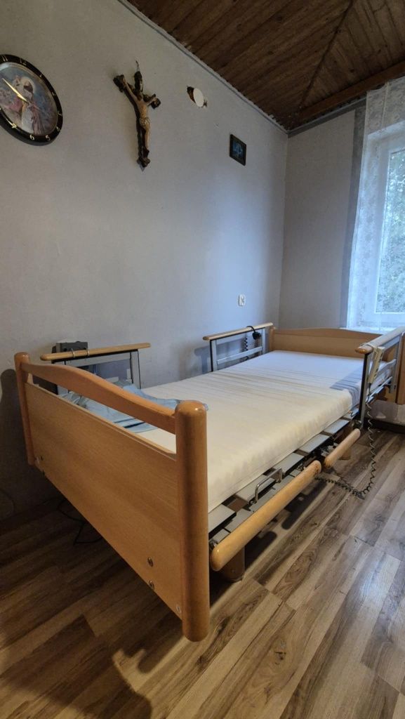 Łóżko rehabilitacyjne z materacem i matą przeciwodleżynową