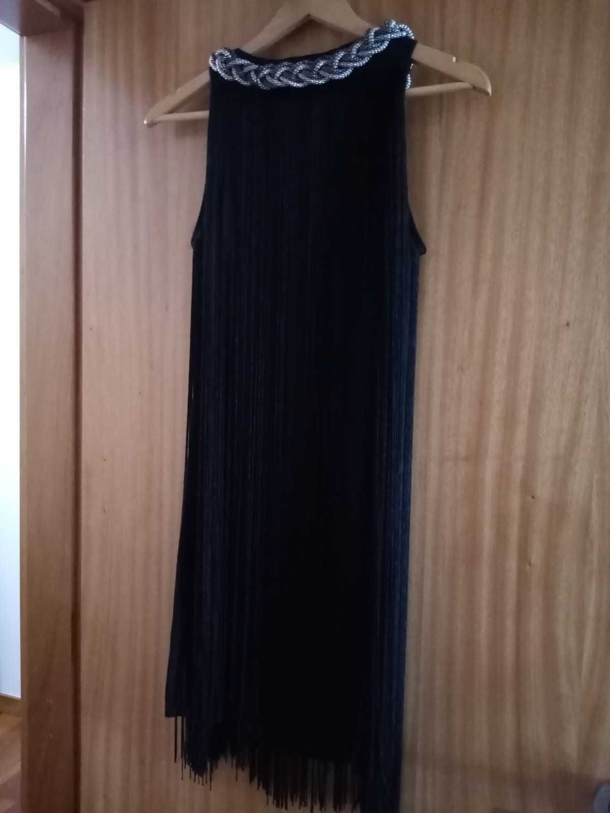 Vestido preto de franjas