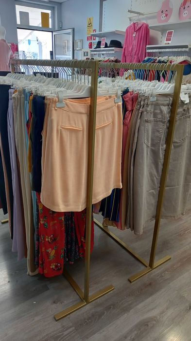 2 Cabides simples dourados para lojas