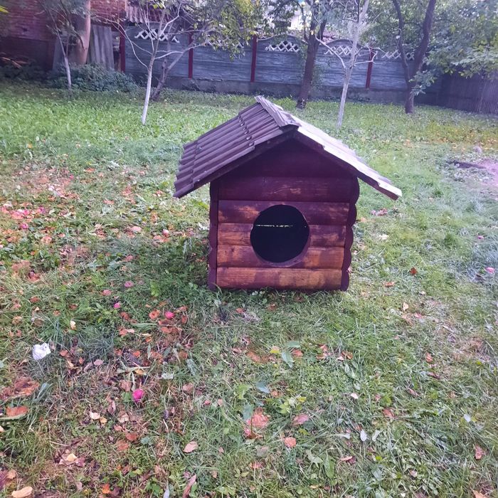 Будка для собаки зроблена з дерева фельч бруса отеплена в середині нак