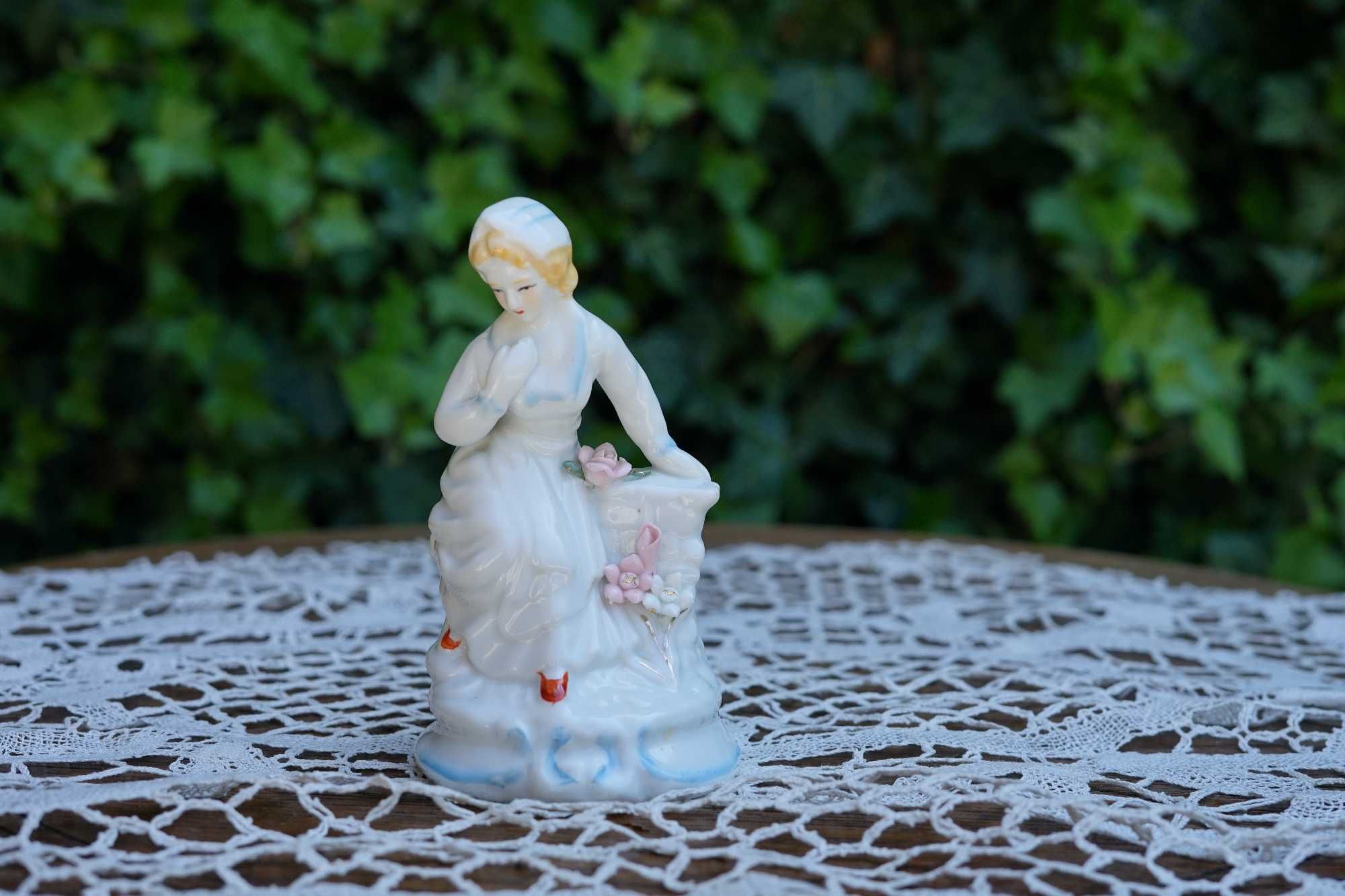 Figurka porcelanowa dama na murku kolekcjonerska kwiaty