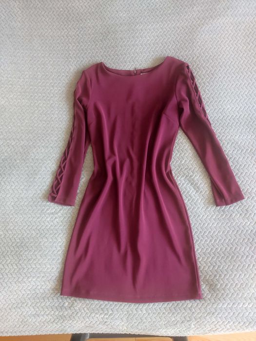 Śliwkowa ołówkowa mini sukienka z dekoracyjną aplikacją na rękawach