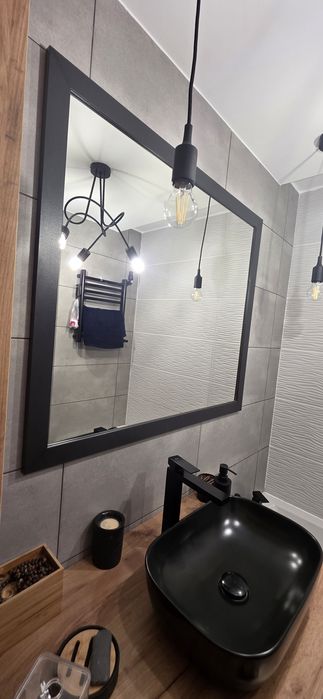 Lustro w czarnej ramie