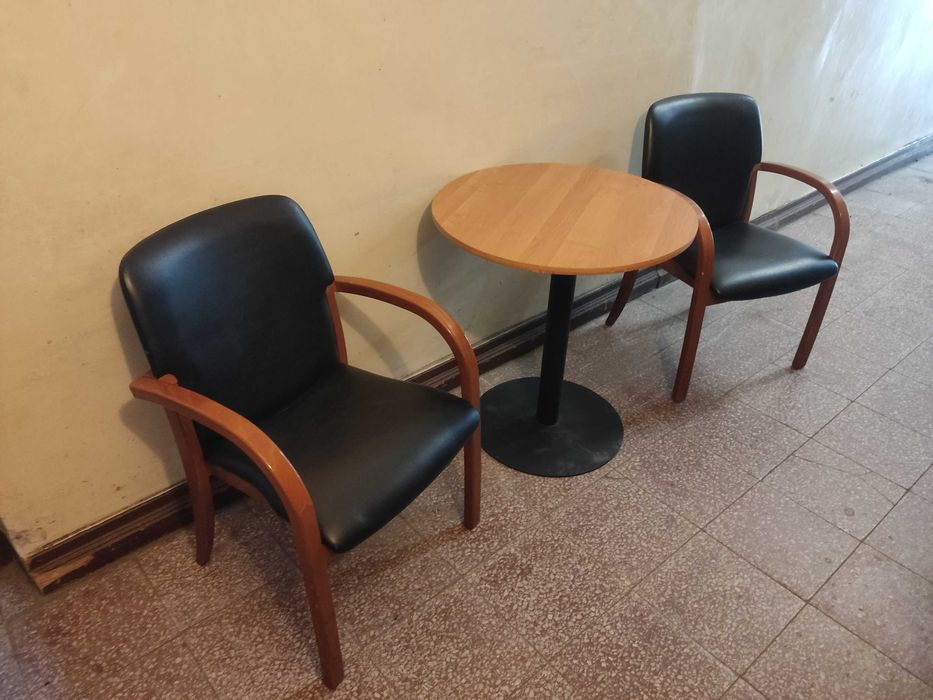 Stolik okrągły plus 2 krzesła skórzane