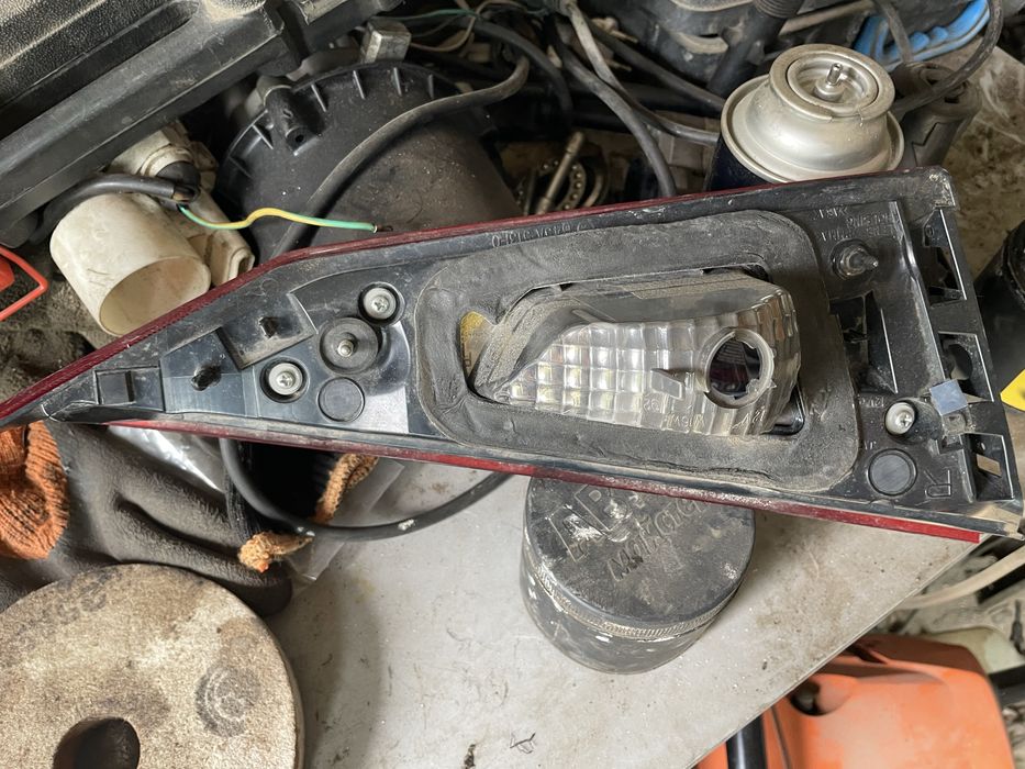 Задний фонарь правый внутренний mazda 3 ресиайлинг bm bn 2013-2018