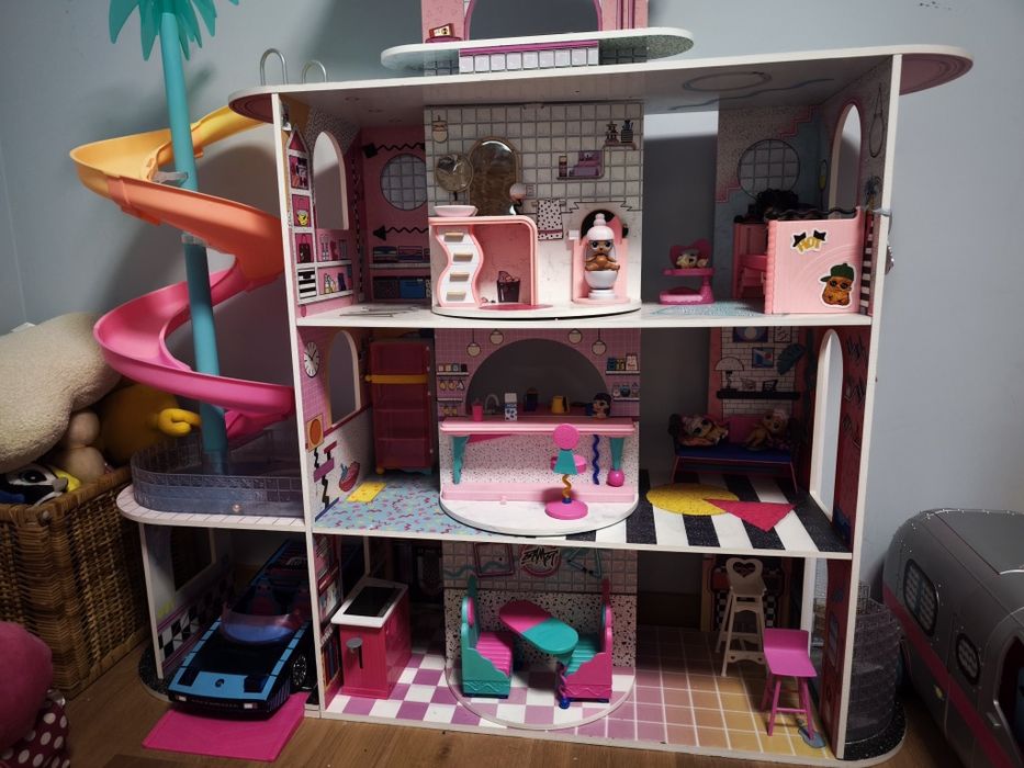 Domek LOL Suprise OMG ze zjeżdżalnią, windą i samochodem