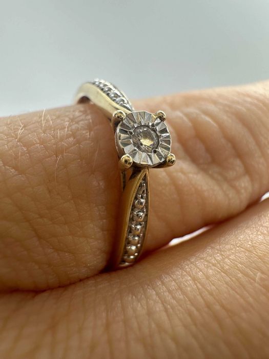 Pierścionek z dwukolorowego złota z diamentem