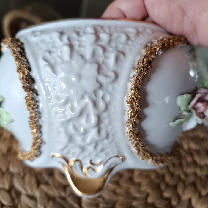 Terrina antiga louça de Alcobaça com flores em relevo