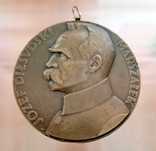 Józef Piłsudski - medal z zawieszką autorstwa Józefa Aumillera 1930 r.