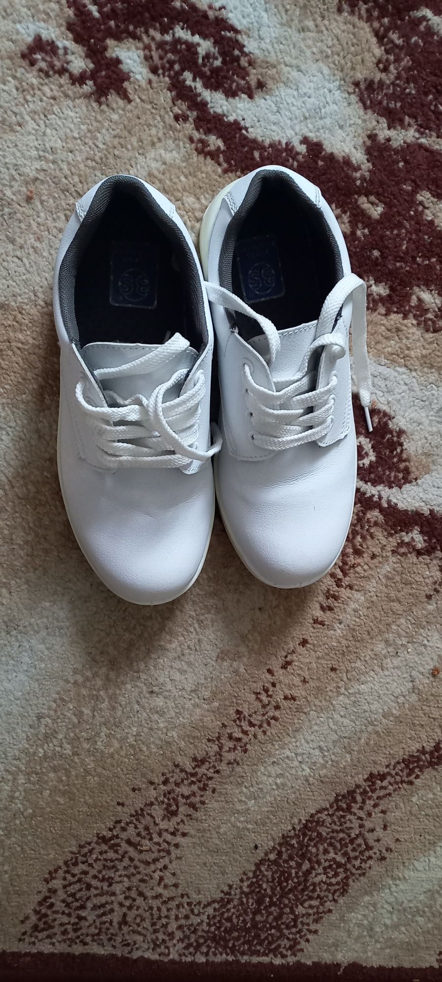 Кросівки білі шкіряні,нові