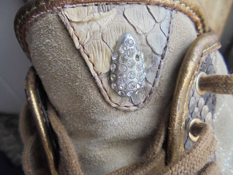 ténis de senhora muito práticos