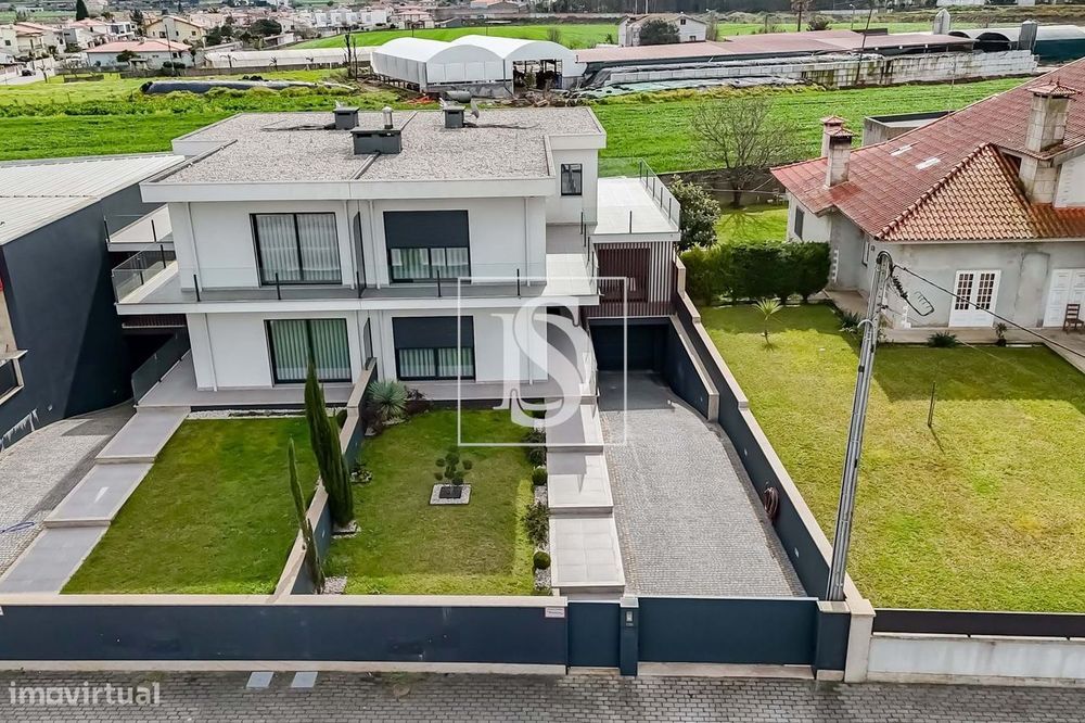 Moradia com 3 quartos e GARAGEM para 3/4 carros!