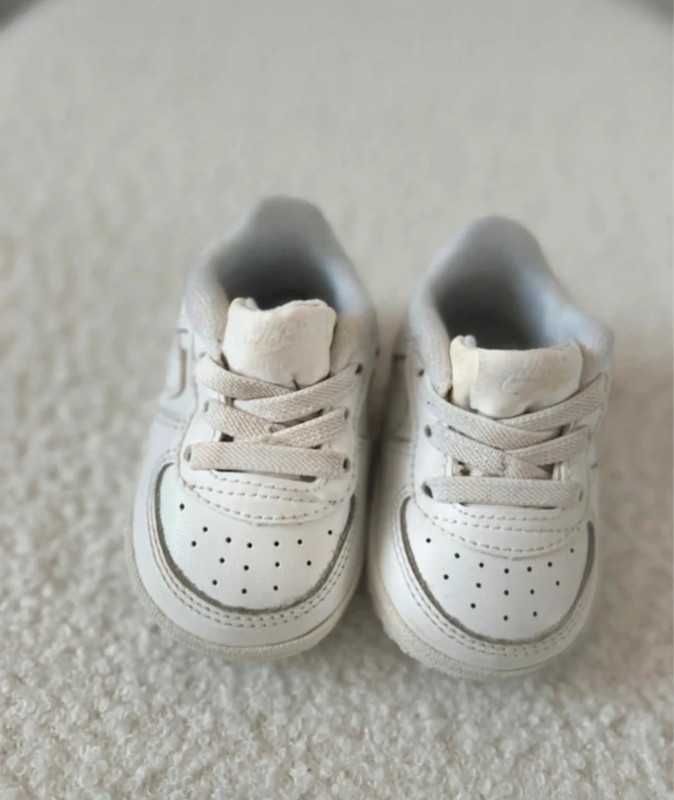 Białe buciki sportowe niechodki Nike Air Force 1 rozmiar 17 10-10.5 cm