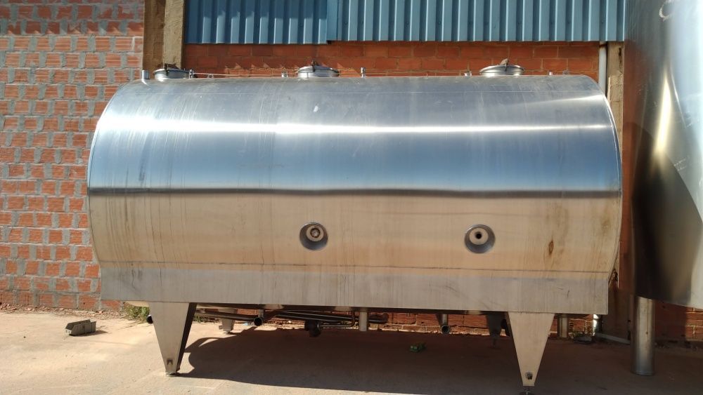 Tanque de inox horizontal de 20 mil litros isolado com compartimentos