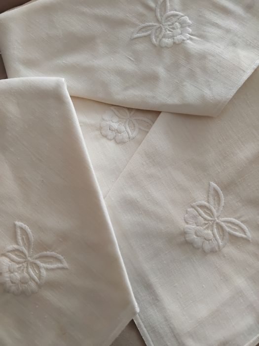 Toalha  de mesa em linho com bordado.