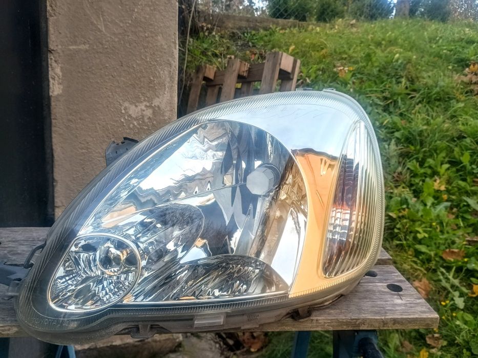 Toyota Yaris lampa przednia lewa + prawa Valeo komplet