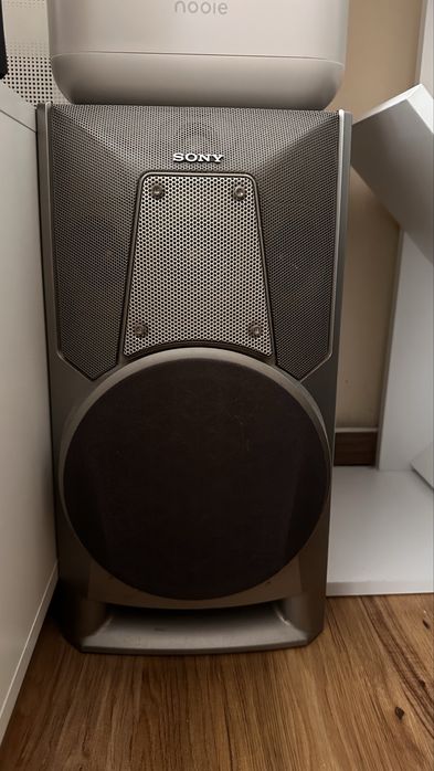 Streamer tuner WiiM Pro wraz z kolumnami pięciodrożnymi Sony SS-W550G.