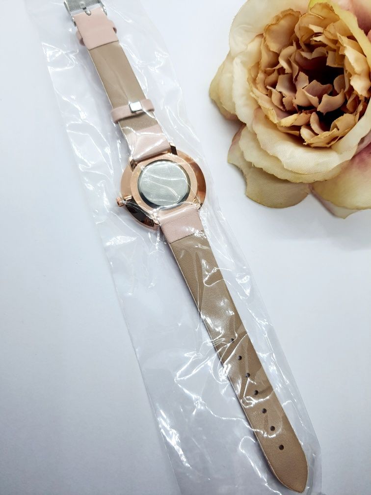 Zegarek damski pudrowy róż z brokatem