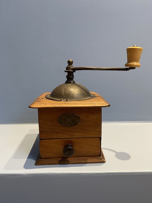 Mlynek do mielenia kawy retro