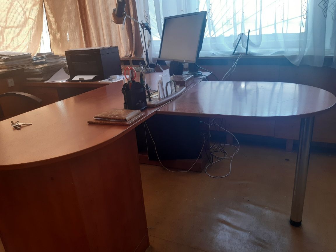 Продам срочно компьютерный стол.