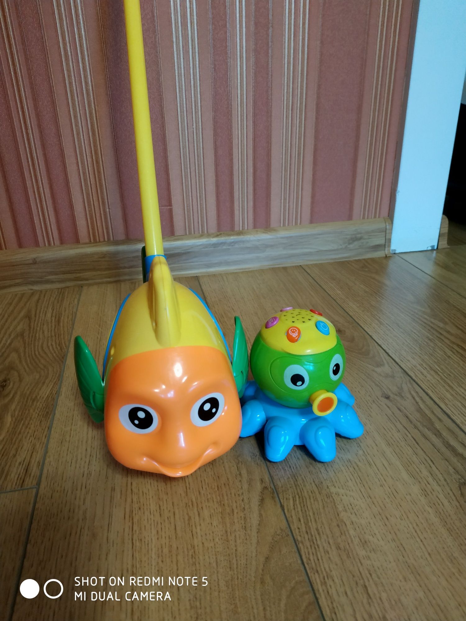 Дитячі іграшки рибка й восьминіг