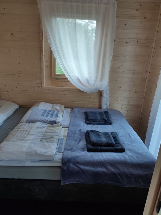 Domek , domki nad jeziorem Serbinówka.