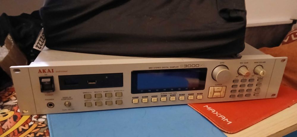 AKAI S3000XL 32MB RAM 8 canais out