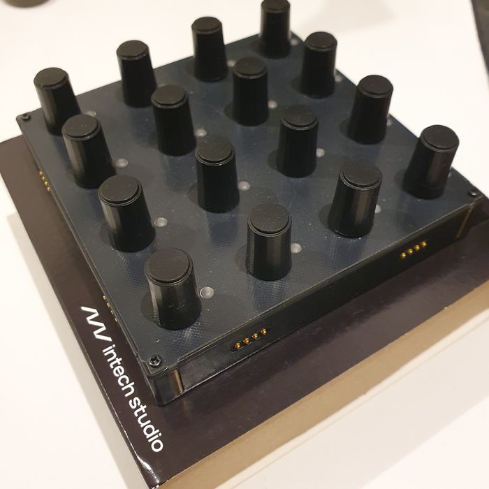 Intech Studio Controlador MIDI EN16