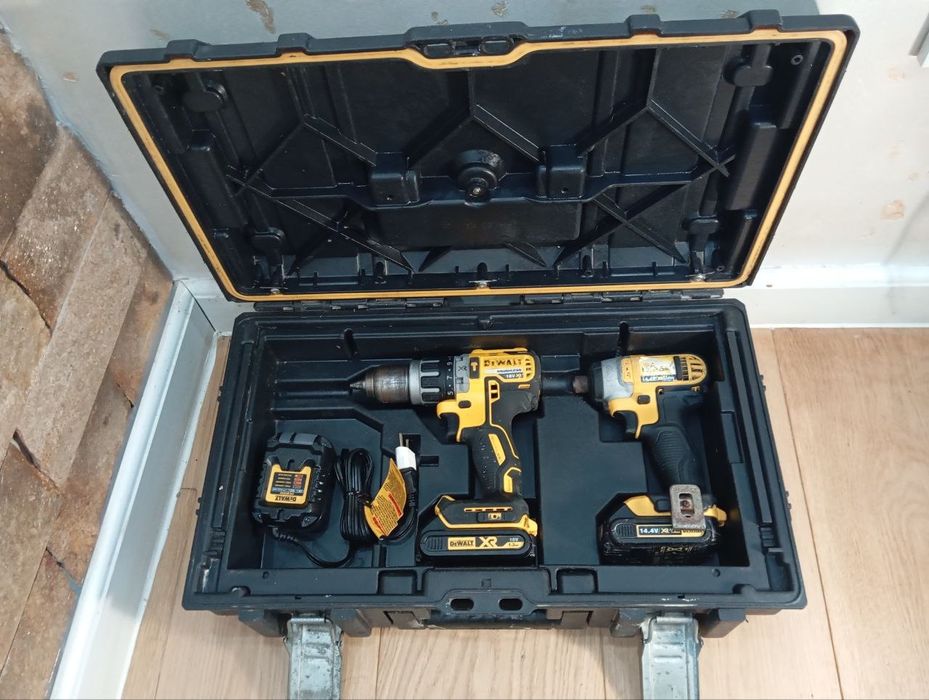 Продам набір Dewalt DCK235C2 з Англії