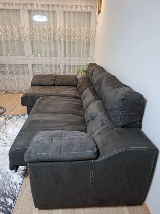 Sofá chaise longue preto.