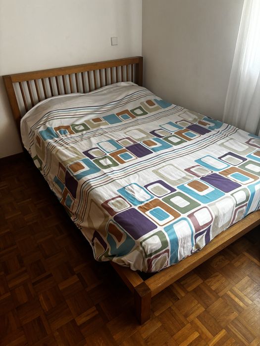 Cama com estrado e colchão