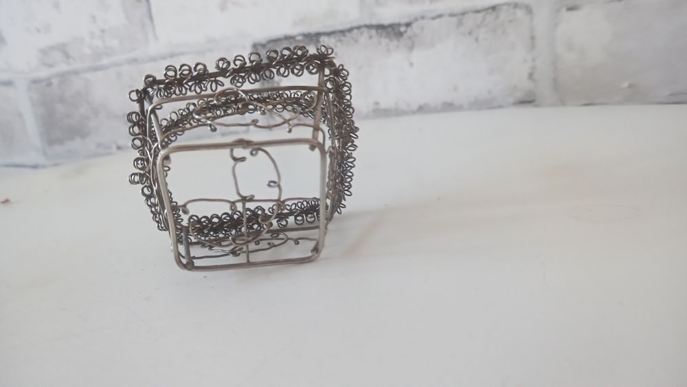 Ozdobny koszyczek metalowy