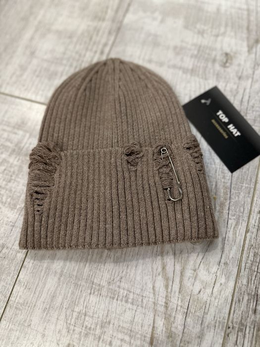 Шапка рвана з булавкою шапочка лопатка