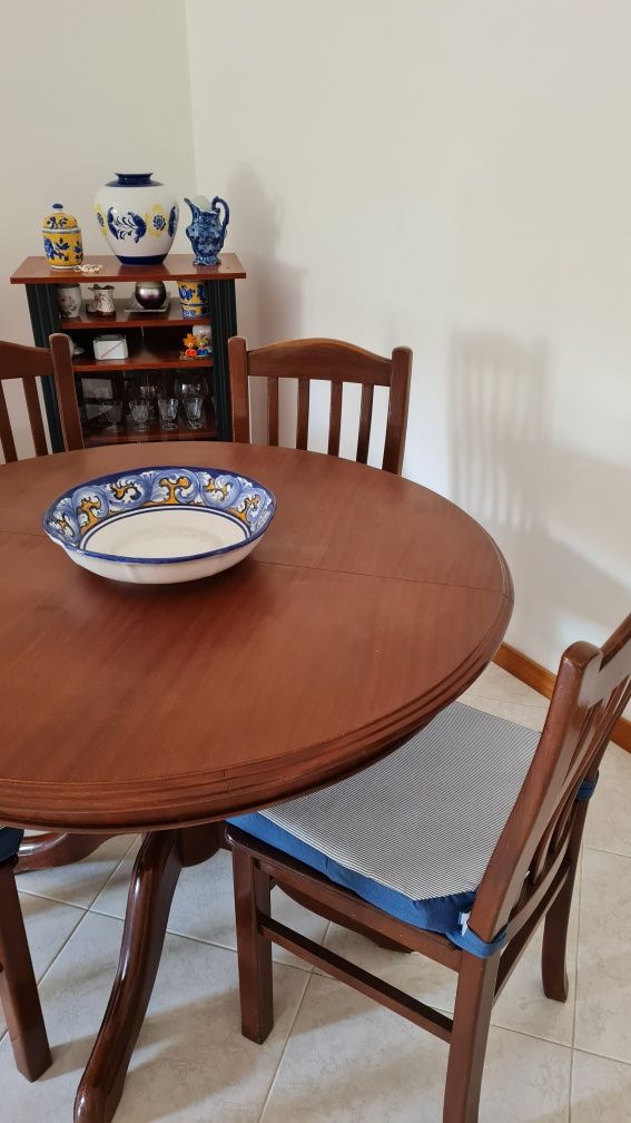 Mesa e cadeiras de madeira maciça