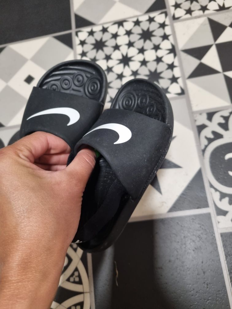 Sandałki chłopięce Nike rozmiar 25