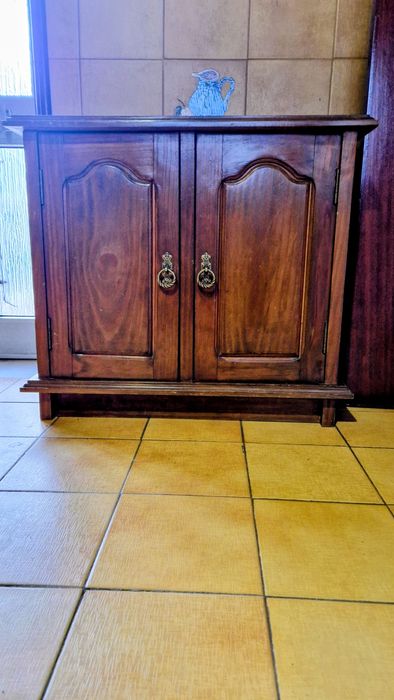 Sapateira em Madeira Maciça