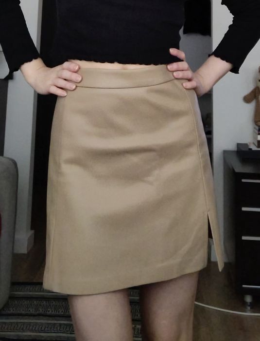 Beżowa skórzana kopertowa spódnica