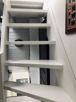 Schody drewniane białe skręcone wysokie