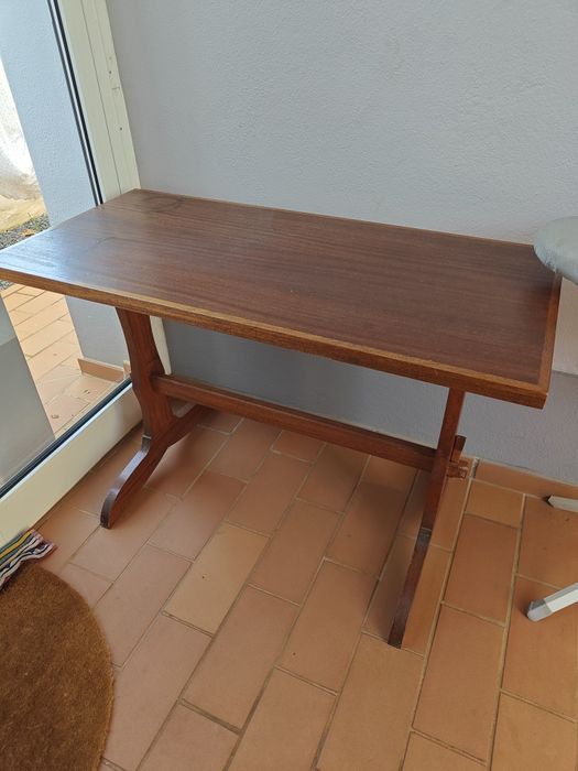 Mesa de madeira usada