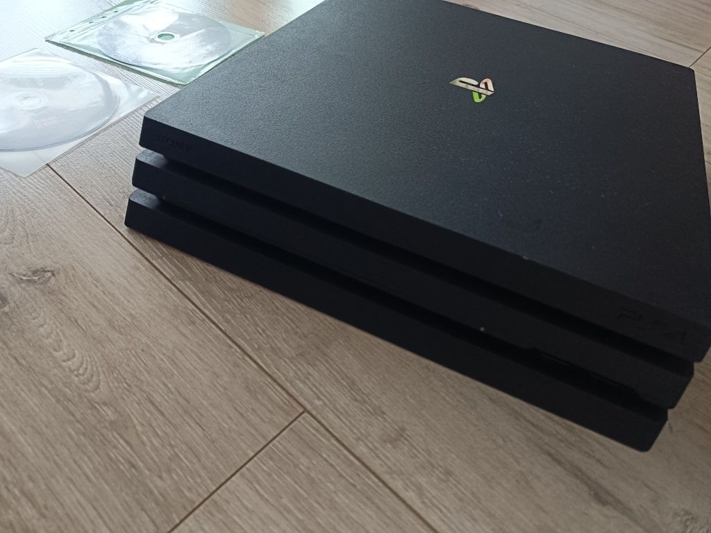 Konsola PS4 Pro 1 TB pad bezprzewodowy gry kabel HDMI