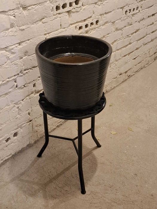 Donica klinierowa szkliwiona Czarny idealna jako stojak na choinkę